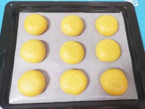 烤盘里铺上油纸，放上包好的喜饼生胚。