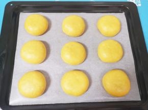烤盘里铺上油纸，放上包好的喜饼生胚。