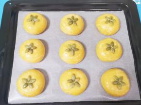 喜饼表面刷上一层水，放上南瓜籽装饰一下。