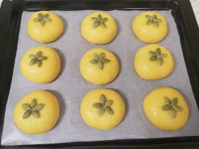 烤箱选择“发酵”功能，将喜饼生胚放入烤箱，40°二次发酵20分钟，二次发酵完成的喜饼明显变大。