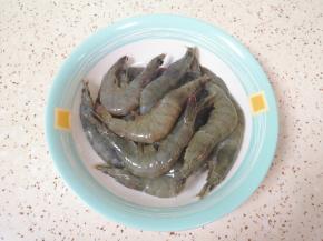 海虾剪去虾枪虾须虾脚。