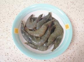 海虾剪去虾枪虾须虾脚。