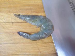 开背挑出虾线，冲洗干净。