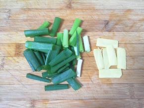 小葱切成段，生姜切成片。