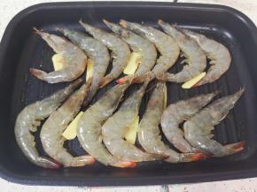 摆入处理好的虾。