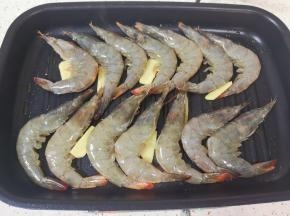 摆入处理好的虾。