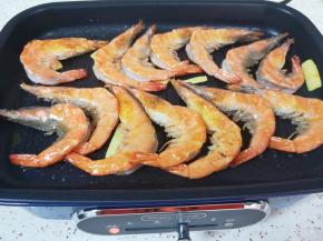 煎至一面变色之后翻面。