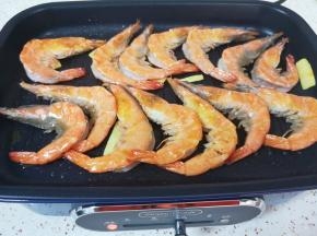 煎至一面变色之后翻面。
