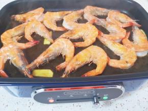 煎至虾整个变色。