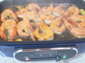 根据自己的口味加入蒸鱼豉油，煎至虾入味。