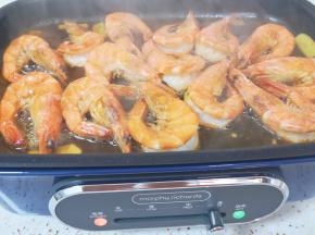 根据自己的口味加入蒸鱼豉油，煎至虾入味。