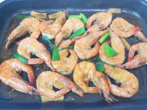 下入葱段煎出香味。