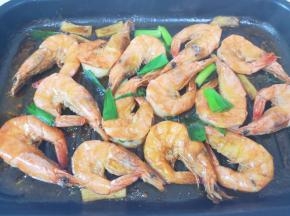 下入葱段煎出香味。