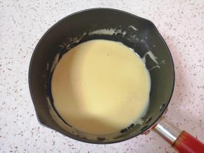 开最小火不停的搅拌，直到芝士片全部融化关火，放在一边晾一下。