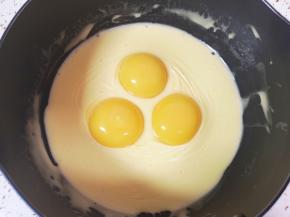 蛋清蛋黄分离，将蛋黄加入融化的芝士牛奶里面。