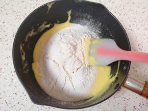 筛入低筋面粉。