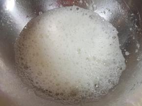 蛋清里面加入几滴白醋，低速打发至粗泡状。