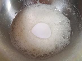 一次性加入细砂糖。