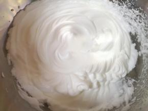 高速打发至出现明显的纹路（如图）。