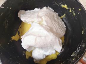 打发好的蛋白取三分之一加入到芝士蛋黄糊里面，翻拌均匀。