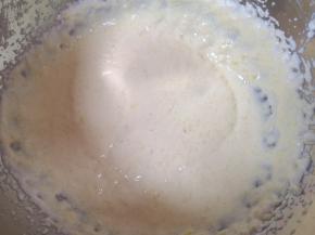 再将芝士蛋黄糊倒入剩下的三分之二蛋白里面，用电动打蛋器低速搅打均匀。