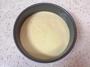 倒入6寸模具里，轻震几下震出大气泡。