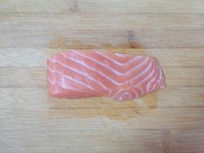 三文鱼洗干净，用厨房用纸吸干表面水分。