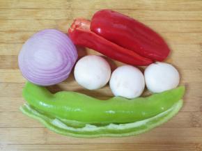 准备好蔬菜清洗干净。