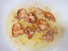 中小火煎至两面金黄盛出。