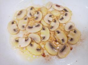 用煎三文鱼剩下的油，下入口蘑煎至变软。