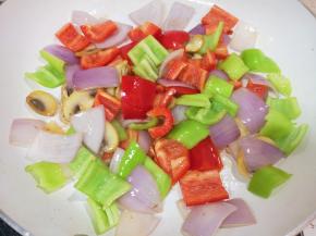 下入剩下的蔬菜翻炒均匀。