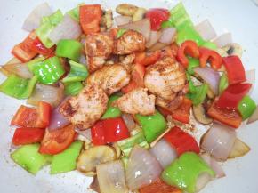 下入煎好的三文鱼片。