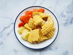 玉米胡萝卜切块，姜去皮切片。