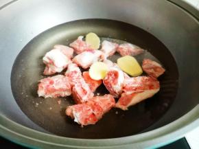 排骨洗净冷水下锅，加三片姜一勺料酒煮出浮沫，捞出洗净。