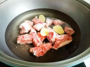 排骨洗净冷水下锅，加三片姜一勺料酒煮出浮沫，捞出洗净。