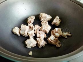 锅中放入排骨，