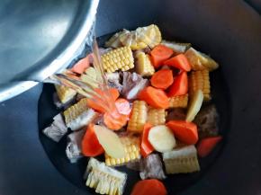 加水没过食材，