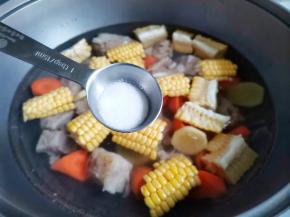 出锅前5分钟加一勺盐调味即可。