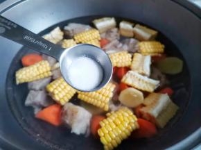 出锅前5分钟加一勺盐调味即可。