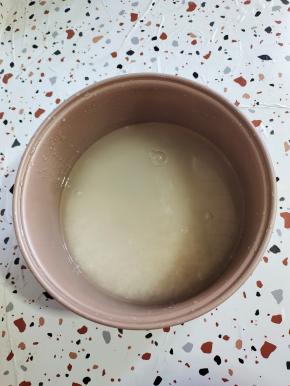 大米放入水中，淘洗干净备用！