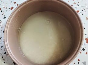 大米放入水中，淘洗干净备用！
