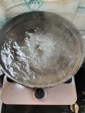 锅里放入适量的水，大火烧开！