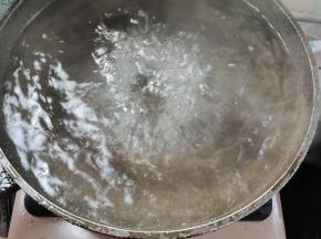 锅里放入适量的水，大火烧开！
