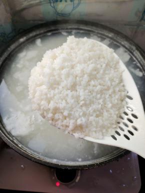 煮至米一倍大，用手捻一下，中间有一个小米芯即可！(每种米耐火力不同，适当调整煮的时间，只要用手捻一下，有一个小小的米芯就说明可以捞起来了！)