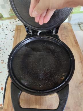 电饼铛预热，倒入适量的油，再撒上适量的盐！这样做出来的锅巴才香！