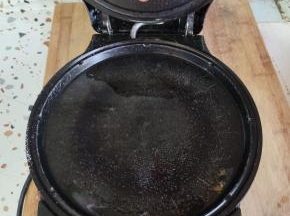 电饼铛预热，倒入适量的油，再撒上适量的盐！这样做出来的锅巴才香！