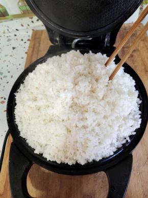 把控干水分的米倒进电饼铛里，用筷子均匀的扎一些孔！