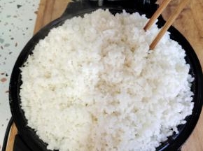 把控干水分的米倒进电饼铛里，用筷子均匀的扎一些孔！