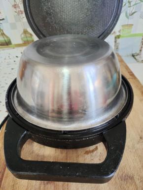 找一个不锈钢盆子，扣在电饼铛上！继续加热15分钟左右！喜欢吃锅巴焦一点的，可以适当延长加热时间！