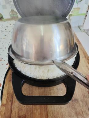 看盆子周围水蒸气减少，听到有轻微的噼里啪啦响声，就可以了！用夹子把不锈钢盆揭开！(注意安全，以免水蒸气烫伤手！)